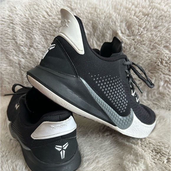 Nike Mamba Fury 
Black White Smoke Grey - Picture 4 of 4